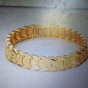 Classic exquisite golden bracelet brand new